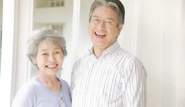 笑っている老夫婦